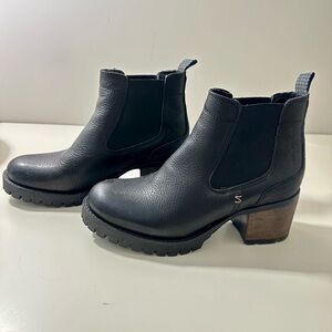 Stylish Black Ankle Boots with Chunky Heel